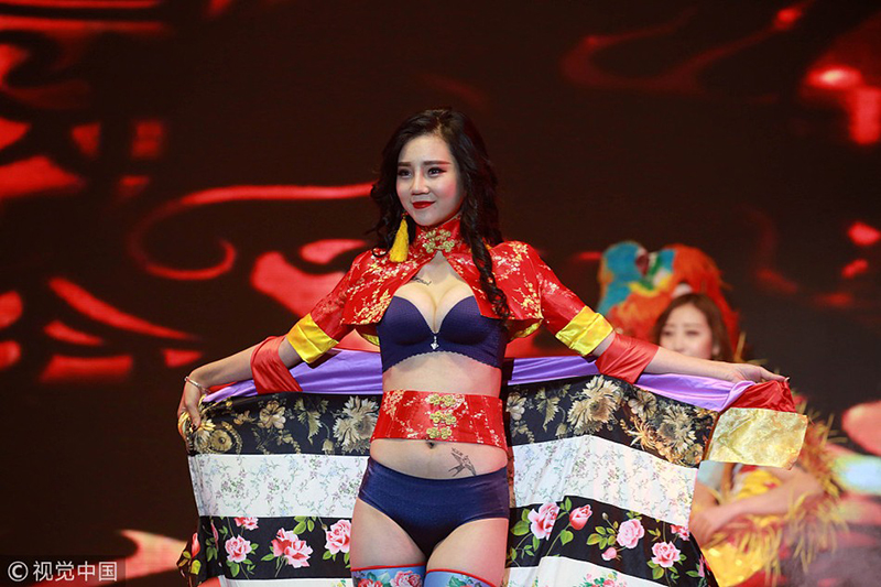 Victorias Secret Show phiên bản hội chợ Trung Quốc: Dàn người mẫu lộ bụng mỡ, nhái cánh thiên thần 1 cách trắng trợn Victorias Secret Show phiên bản hội chợ Trung Quốc: Dàn người mẫu lộ bụng mỡ, nhái cánh thiên thần 1 cách trắng trợn